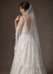 Blooming Petal-Edged Lace Fingertip Veil diamond_white