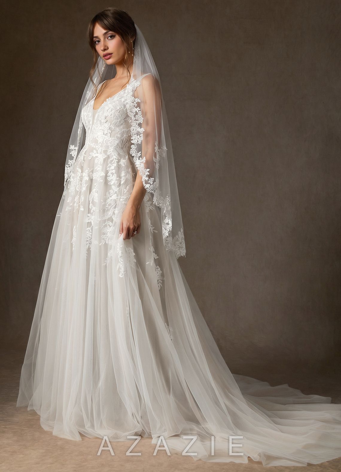 Blooming Petal-Edged Lace Fingertip Veil  diamond_white
