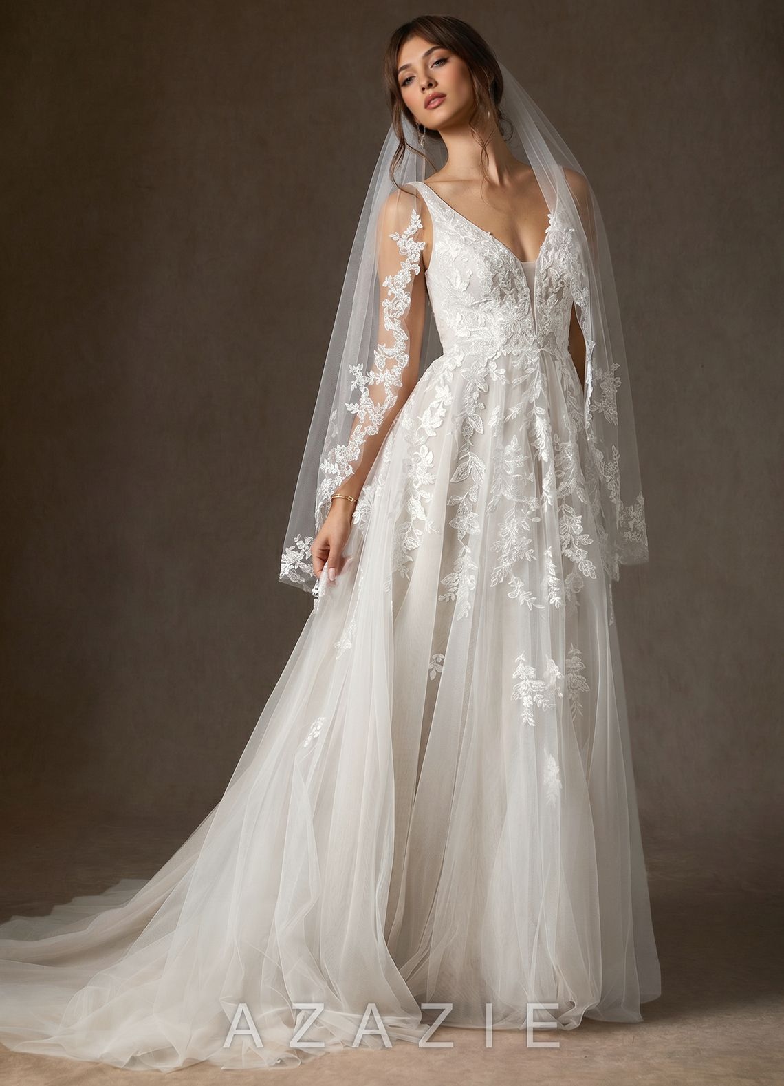 Blooming Petal-Edged Lace Fingertip Veil  diamond_white